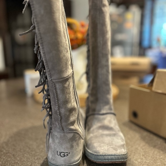 Ugg mammoth gray fringed boots size 8.5 - Picture 5 of 6